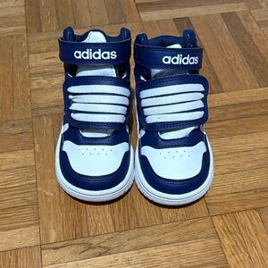 Adidas Sneakers 💙🤍